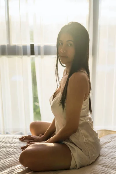 Porträt Einer Sexy Asiatin Weißen Pyjama Dessous Und Ohne Auf — Stockfoto