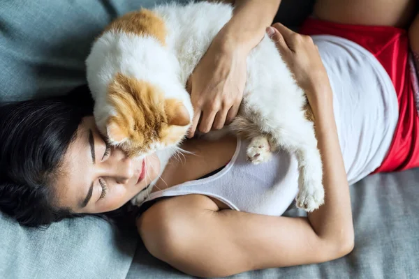 Ovanifrån Vacker Sexig Asiatisk Kvinna Liggande Och Kramande Hennes Gula — Stockfoto