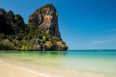 Batı sahilinde kireçtaşı dağı, kristal yeşil denizi ve Tayland, Krabi 'de mavi gökyüzü var. Ünlü tatilci ya da Siam 'daki yaz gezisi merkezi.