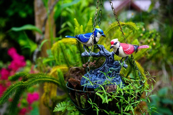 Due Finti Uccelli Colorati Decorati Sul Vaso Fiori Appeso Giardino — Foto Stock