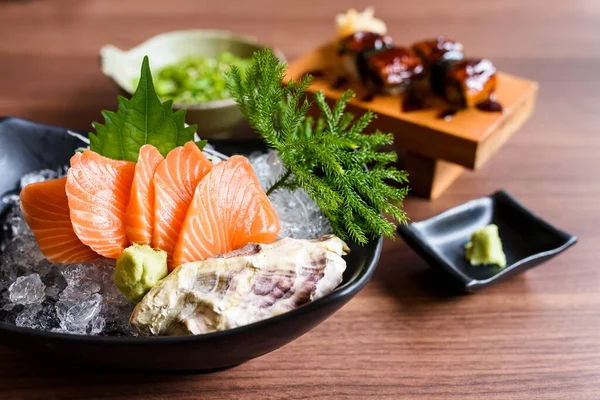 沙门鱼 芥末和鳗鱼寿司放在木制桌子上 餐馆里有名的日本菜 — 图库照片