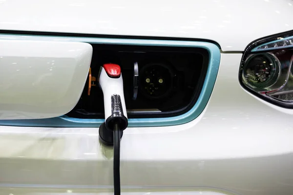 电动汽车向白色电动汽车或汽车充电 连接电动汽车的电源 — 图库照片