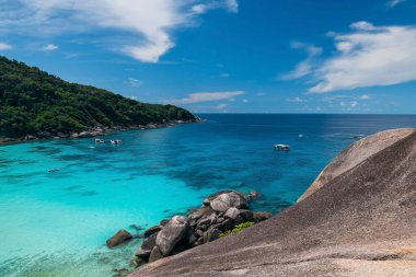 Similan Adası Ulusal Parkı, Phang Nga, Tayland 'da mavi gökyüzüne karşı turkuaz ve taş kemer manzarası. Tropikal bir ülkede ünlü tatil beldesi veya yaz tatili, Siyam.