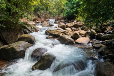 Chanthaburi, Tayland 'daki Phlio Ulusal Parkı' nda hareketli şelale. Tayland ya da Siyam 'ın doğusunda ünlü bir seyahat merkezi..