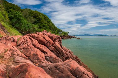 Güzel pembe arkosik kumtaşı manzarası ya da Kung Krabaen Vahşi Yaşam Rezervi, Chanthaburi, Tayland 'da deniz kenarındaki uçurumda kayalık. Siyam ya da Tayland 'ın doğusunda ünlü bir seyahat yeri..