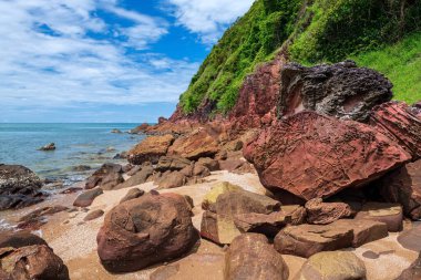 Kung Krabaen Vahşi Yaşam Rezervi, Chanthaburi, Tayland 'da deniz agianst mavi gökyüzü kenarındaki pembe arkosik kayaların güzel manzarası. Siyam ya da Tayland 'ın doğusunda ünlü bir seyahat yeri..