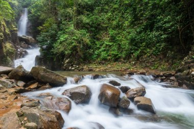 Phlio Ulusal Parkı, Chanthaburi, Tayland 'da doğada güzel manzaralı bir şelale. Tayland ya da Siyam 'ın doğusunda ünlü bir seyahat merkezi..