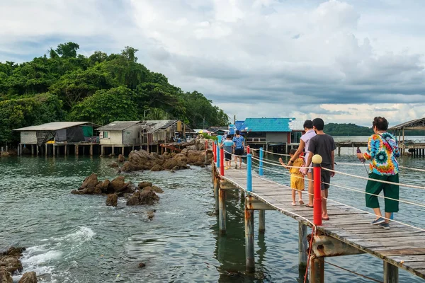 许多游客在参观了泰国昌塔布里的Chedi Hua Laem后 乘坐木桥行走 参观渔村附近海面上的小宝塔是著名的地标 — 图库照片