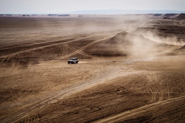 Terrain vehicle crossing the Sahara desert — Stock Photo, Image