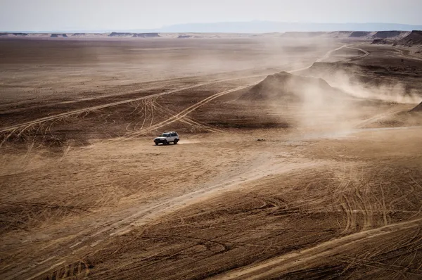 Veículo terrestre atravessando o deserto do Saara Imagens De Bancos De Imagens