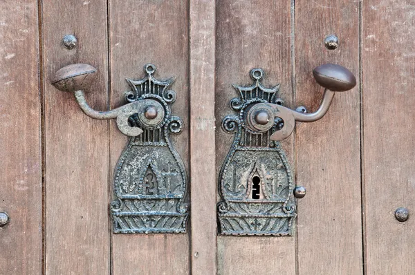 Eski manastır kapı kolu — Stok fotoğraf