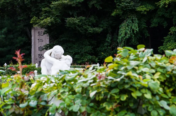 Standbeeld van liefhebbers in het park — Stockfoto