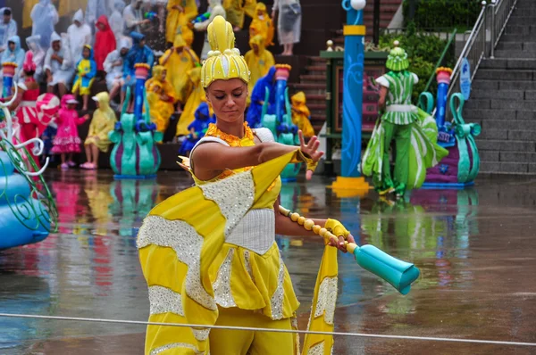 Giallo vestito performer in Everland spettacolo in Corea del Sud Fotografia Stock