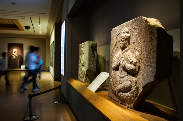 Каменные плитки пагоды с восемью божественными существами (Гандхарва и Асура)
)