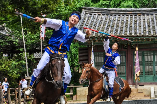 Actuación en el tradicional pueblo folclórico coreano a caballo — Foto de Stock