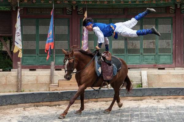 伝統的な馬の乗馬韓国民俗村でのパフォーマンス — ストック写真