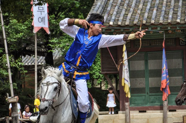 韓国民俗村馬ライダー パフォーマンス — ストック写真