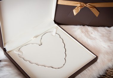 Sevgililer günü hediyesi - kalp şeklinde beyaz altın kolye