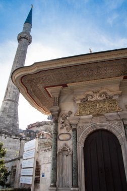 kapı ve Türkiye'de istanbul'da Topkapı Sarayı önünde Minare
