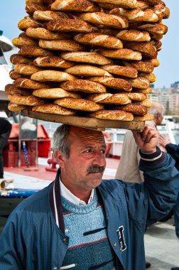 istanbul sokaklarında ünlü simit satan bir adam alır