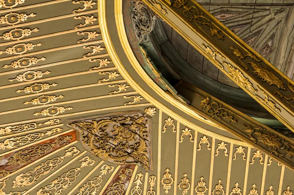 Golden roof decoration at Topkapi palace roof in Istanbul, Turkey — Stock Photo, Image