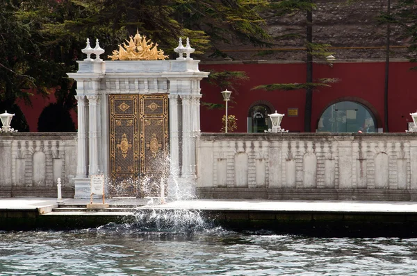 Золоті ворота в Долмабахче ви комплекс в Стамбул, Туреччина — стокове фото