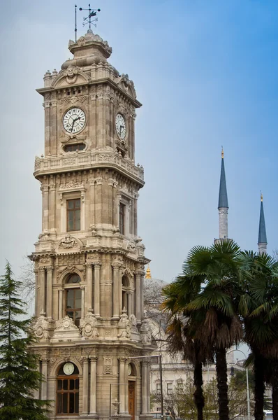 Torre del reloj - Palacio Dolmabahce en Estambul, Turquía — Foto de Stock