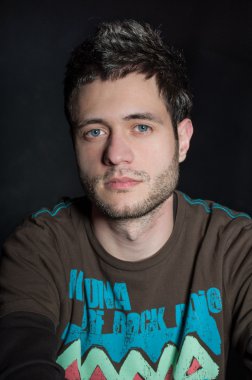 genç adam ciddi bir göz ile