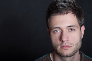 genç adam ciddi bir göz ile