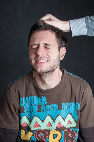 Genç adamın saçını çekme yardım