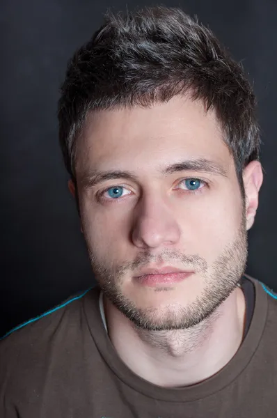 genç adam ciddi bir göz ile