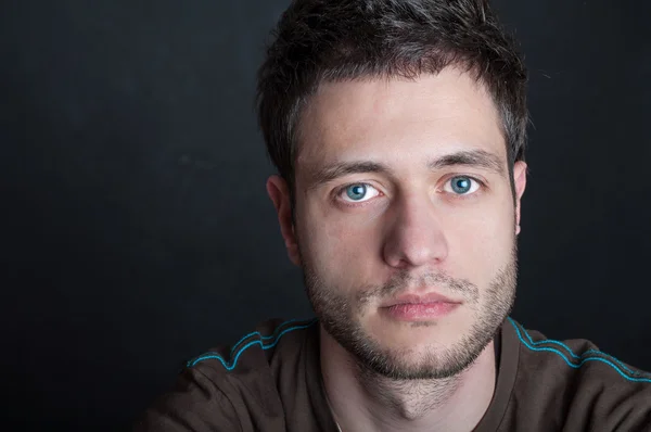 genç adam ciddi bir göz ile