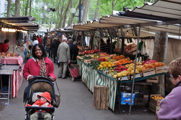 Woman with a child at the market place — Stock Photo, Image