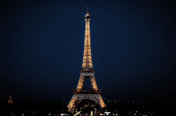 Torre Eiffel brillante por la noche, París, Francia — Foto de Stock