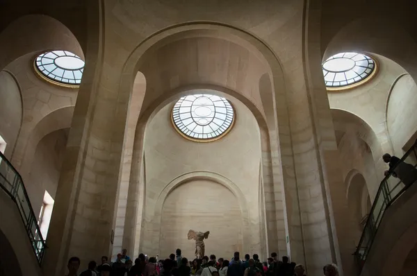 Kemenangan bersayap di museum Louvre, Paris, Perancis — Stok Foto