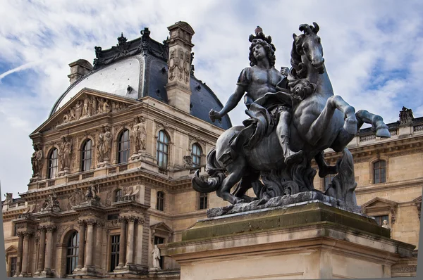 Ludwik xiv statua w Muzeum w Luwrze, dziedziniec, Paryż, Francja Obraz Stockowy