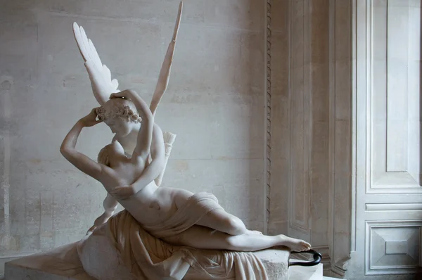 Cupid's kiss på Louvren, paris, Frankrike Stockbild