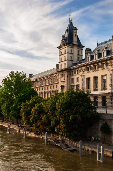 Edificio de la Dirección Regional de Policía Judicial, París, Francia — Foto de Stock