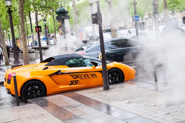 Lamborghini galbeni pe bulevardul Champs Elysees, Paris, Franța — Fotografie, imagine de stoc