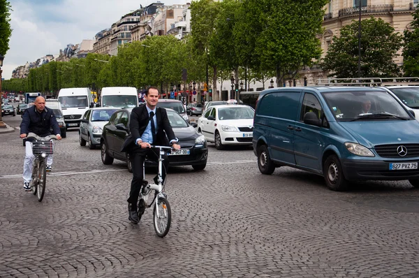 bir bisiklet champs elysees Caddesi üzerindeki iş adamı