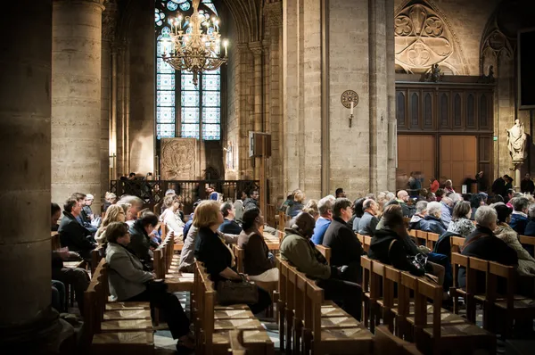 Wiernych podczas mszy w katedrze notre dame, Paryż, Francja Zdjęcie Stockowe