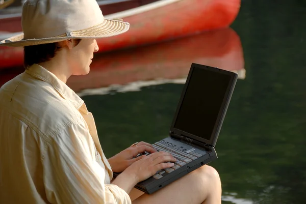 Vrouw met laptop — Stockfoto