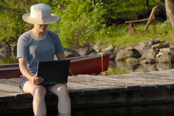 Laptop op het dok — Stockfoto