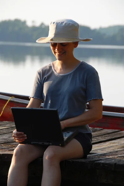 Vrouw met laptop — Stockfoto