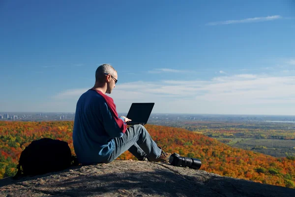 Sul computer portatile — Foto Stock