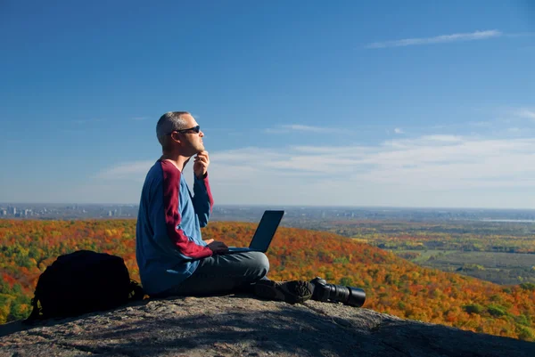 Sul computer portatile — Foto Stock