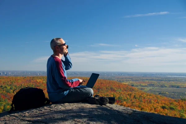 Op de telefoon — Stockfoto