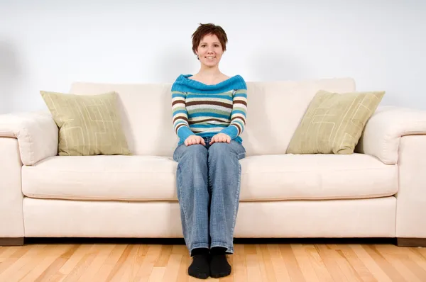 Frau auf Couch — Stockfoto