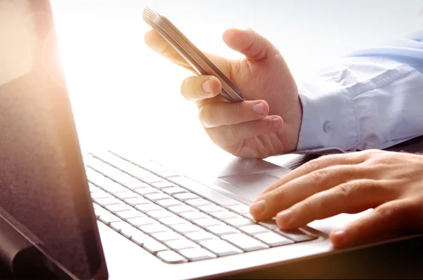 Homem de negócios usando laptop — Fotografia de Stock