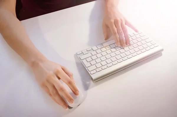 Manos femeninas con ratón y teclado — Foto de Stock